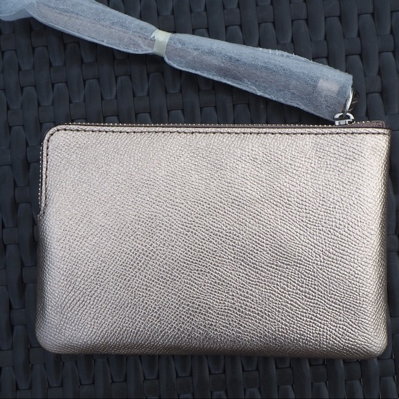 COACH Wristlet. Gold - Picture 2 of 5